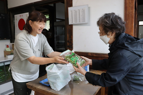 「松柏の枝豆」の直売がスタートし、市民らが初物を買い求めた