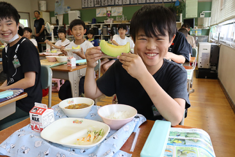 旬を迎えた特産のアンデスメロンの給食を楽しむ子どもたち＝10日、朝暘五小