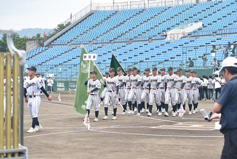 開会式で各校のナインが入場行進。甲子園を目指す熱戦が始まった