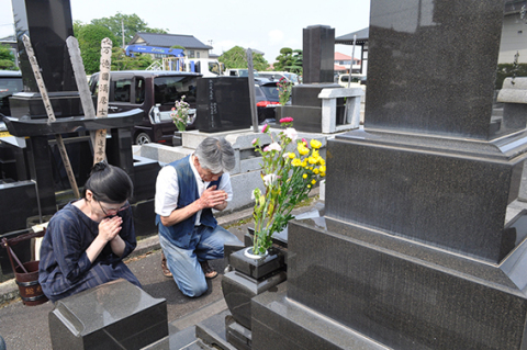 盆の入りの13日、墓前で故人や先祖に手を合わせた＝鶴岡市の總穏寺