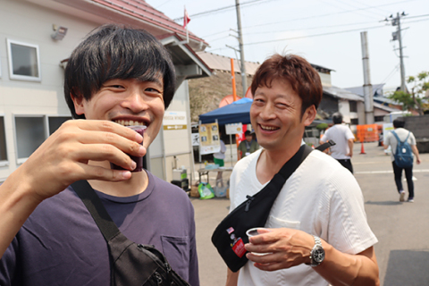 奥羽自慢の日本酒とワインの飲み比べを楽しむ人たち