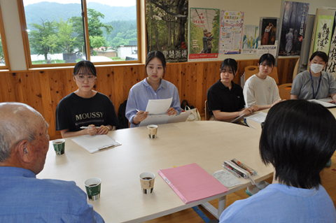 荘内看護専門学校の1年生が地元住民と懇談し、地域の魅力や課題について理解を深めた＝鶴岡市大網