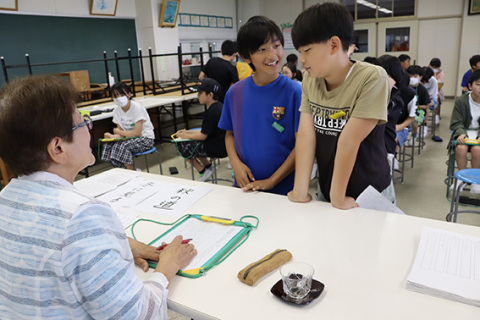 佐々木さんが児童の短歌を添削指導した