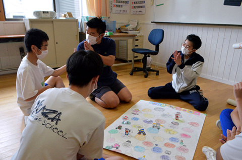 互いに交流する酒田特支の生徒と遊佐高生