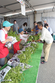 大泉だだちゃ豆直売所がオープンし、初日は大量に買い求める人が続いた