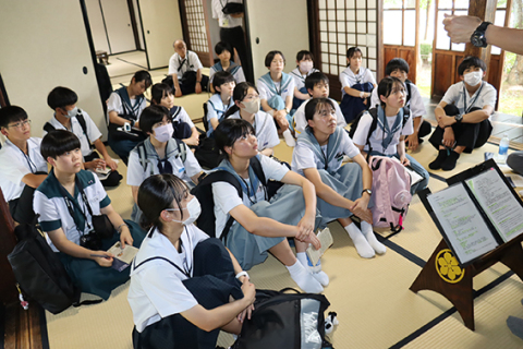 庄内藩校致道館で鶴岡との交流の歴史を学ぶ鹿児島の中学生たち＝23日