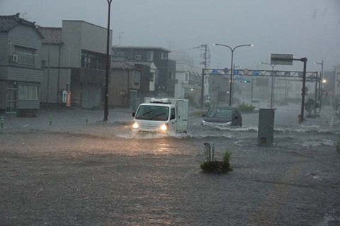 大雨の影響で酒田市中心部では道路が冠水。一部通行止め措置が取られた＝25日午前8時45分ごろ、同市東中の口町