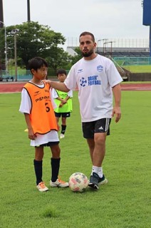 小学生を指導するニルさん