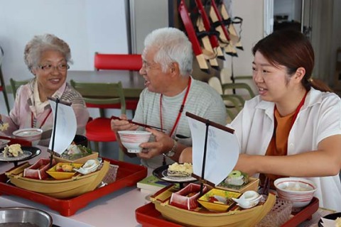 加藤さん（左端）や阿部さん（中央）ら生産者を招待した試食会