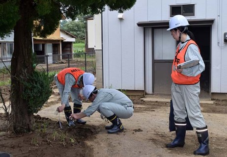 酒田市税務課職員による住宅被害認定調査がスタート＝30日午後3時過ぎ、同市穂積