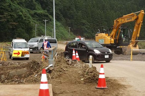 迂回路が通行できるようになった国道344号石田橋付近＝30日午後2時過ぎ