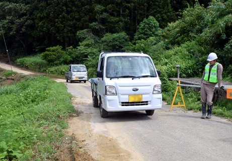 国道344号中台橋付近の迂回路が完成し早速、車両が通行＝31日午後 2 時過ぎ