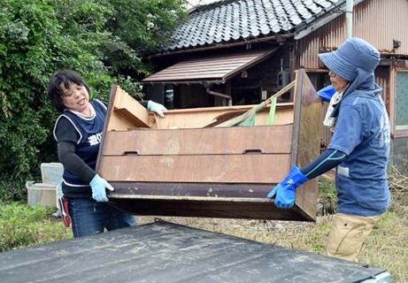 遊佐町災害ボランティアセンターが募ったボランティアの活動がスタート＝1日午前10時ごろ