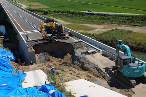 来週末の規制解除に向け復旧作業が進む日沿道遊佐菅里ＩＣ―遊佐鳥海ＩＣ間＝2日午前