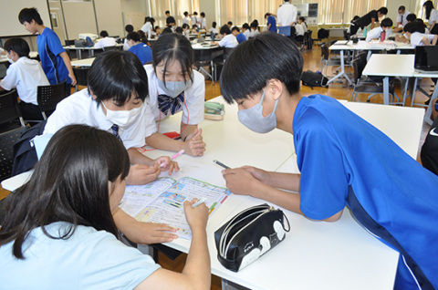 致道館中の1年生たちが小学生たちに勉強のこつや自由研究のテーマについてアドバイスした＝6日