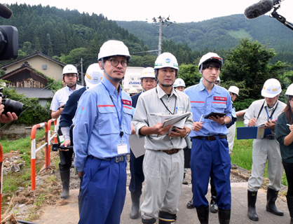 県、市の担当者の説明を受ける猪子査定官（手前左）＝7日午前、酒田市大沢地区