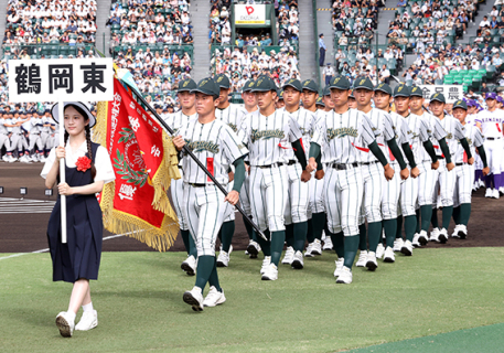 第106回全国高校野球選手権大会の開会式で堂々と入場行進する鶴岡東のメンバー＝7日、阪神甲子園球場（時事）