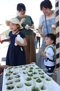 「おいしい」とだだちゃ豆を試食する行楽客