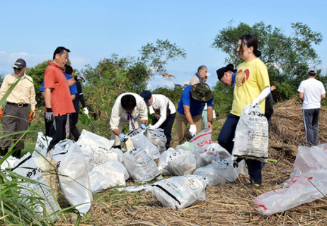 朝から気温が上する中、地元ＲＣ会員らが清掃活動に従事＝10日朝