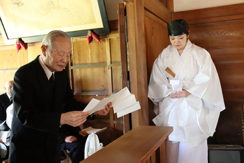 追悼の言葉を述べる遺族連合会の山田会長（左）