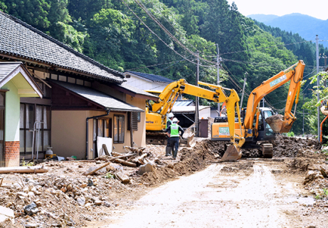 酒田市北青沢にようやく重機が入り、土砂の撤去作業がスタート＝15日午前、小屋渕集落