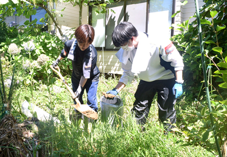 公益大生ら地元の若い力が加わり、ボランティアの輪は確実に広がっている＝16日午前、酒田市麓