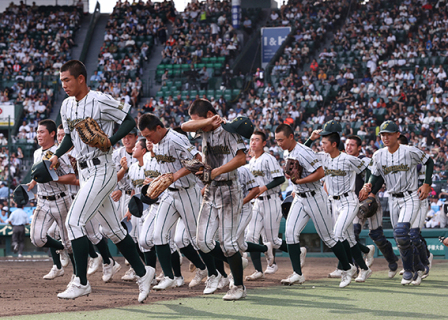 タイブレークの延長10回に痛恨のサヨナラ負けを喫し、悔し涙を流す鶴岡東ナイン＝時事