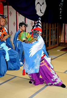 黒森日枝神社で厳かに奉納上演された式三番