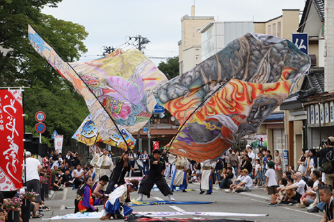 大旗を振るパフォーマンスで祭りを盛り上げた