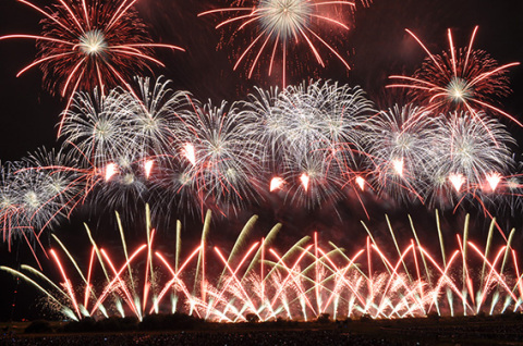 約1万2000発の花火が夜空を彩り、大勢の観客を魅了した