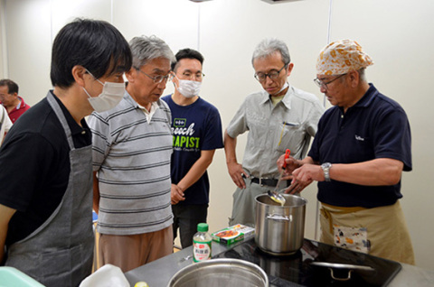 カレーライス作りに挑戦する男性参加者たち