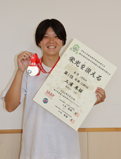 全中陸上女子100メートルで優勝し、金メダルと賞状を手に笑顔の三浦さん＝26日、鶴岡三中