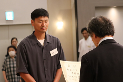 白甕社賞（一般）の表彰状を受ける武藤元気さん（左）