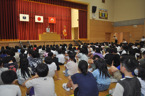 朝五小の始業式が行われ、新校舎での学校生活が本格的にスタートした