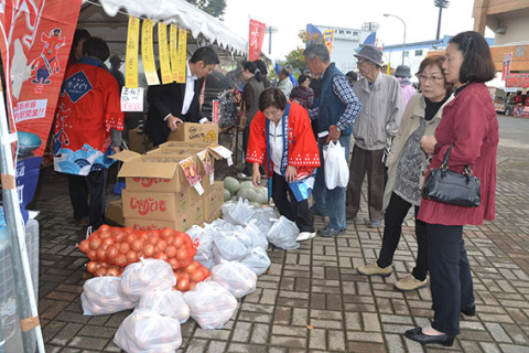 木古内を訪ねる会は大産業まつりで毎年、木古内町の特産品販売に協力している