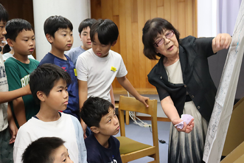 加藤セチ博士の生き方を伝える長南さん（右）