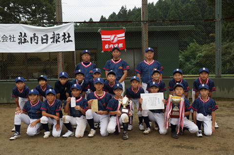 優勝し荘日杯を手にした荘内ネクサスのメンバー