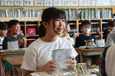 パックを開けてレトルトの五目ご飯を食べる児童＝大山小