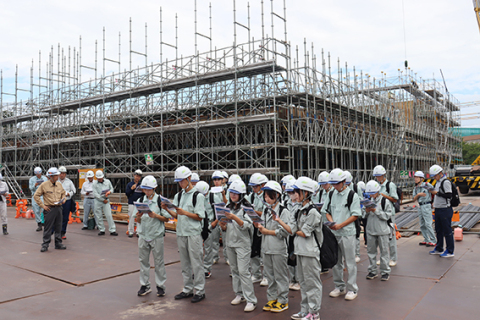 荘内看護専門学校の新築工事現場を見学する鶴工建築科の1年生