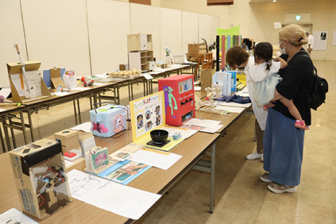 アイデアいっぱいの作品が並ぶ田川地区考案創作展