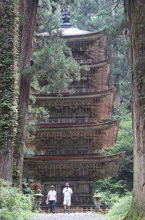 屋根の改修が終わり足場が外された国宝羽黒山五重塔