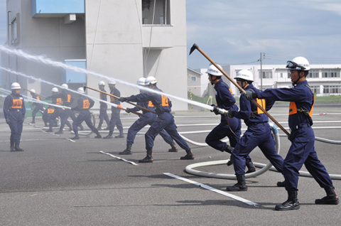 初任科生たちが小型ポンプなどを取り扱う消防活動訓練を繰り広げた