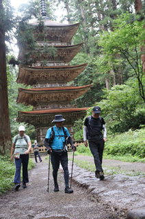 ふき替えを終えた国宝五重塔を巡って羽黒山頂を目指す参加者＝14日午前