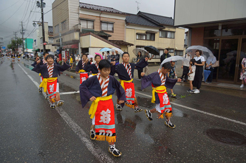 子どもたちが元気な手振り奴を披露した