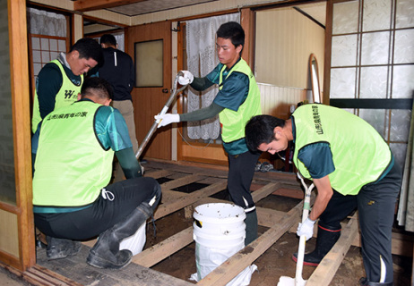 被災した民家で活動を繰り広げる鶴東野球部3年生たち