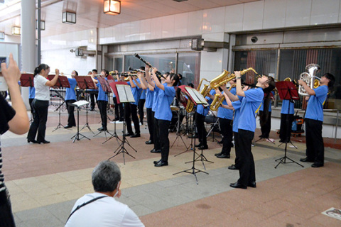 4校吹奏楽部が市民に向け演奏を披露した「中町演奏会」