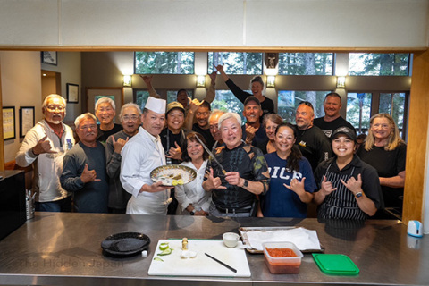 ジュノー市郡のシェフを対象にした須田料理長（中央の白衣姿）の料理教室。イカと鮮魚のさばき方を伝え好評を得た