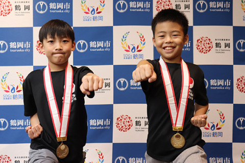 形の演武を見せる大滝選手（左）と寒河江選手