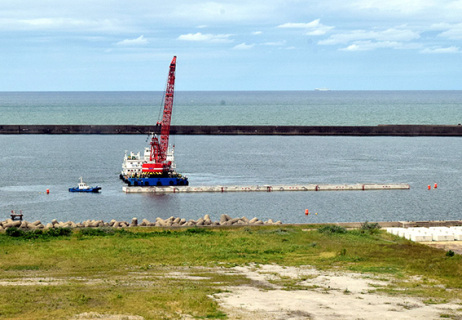 埋め立て護岸整備に向け、外港地区国際コンテナターミナル西側の海域に据え付けられたケーソン6基