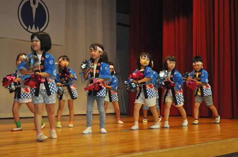 朝日保育園の園児たちがかわいらしい踊りを披露し、出発式に花を添えた